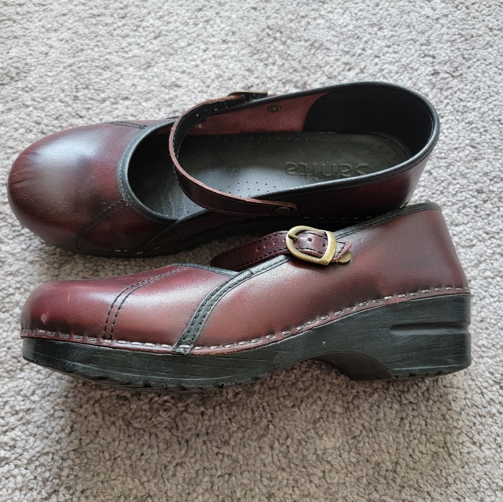 Burgundy Mary Jane Sanitas